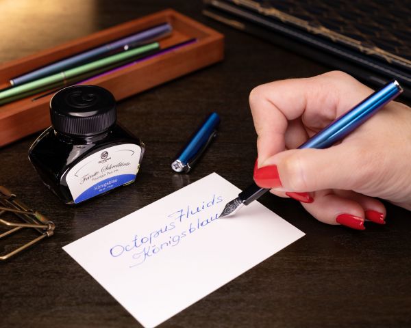 Füllhalter Diplomat Traveller Funky Blue mit Schreibtinte und Tintenkonverter, Stärke M