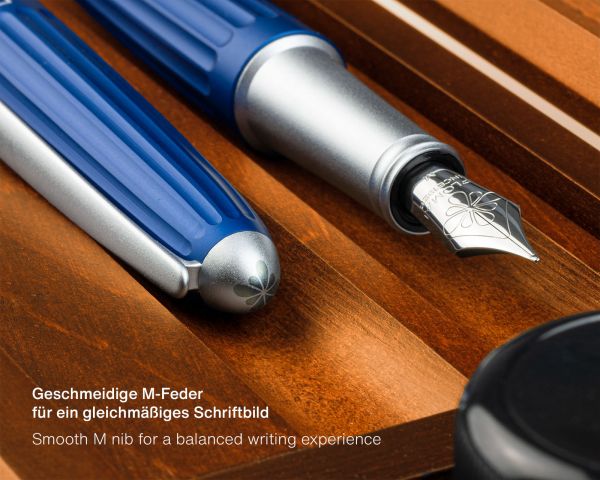 Set stilografica Diplomat Aero blu con inchiostro per stilografica perfettamente abbinato in una scatola di legno pregiato di alta qualità, campi in acciaio inox M