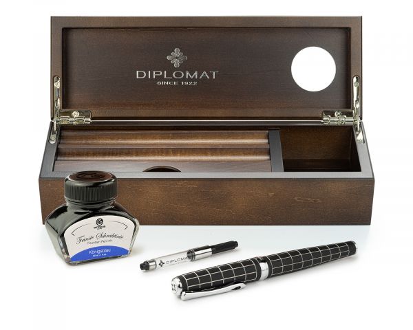 Set stilografica Diplomat Excellence A+ Rombo guilloché lapis nero con inchiostro per stilografica in blu reale in una scatola di legno pregiato di alta qualità, campi in acciaio inox M