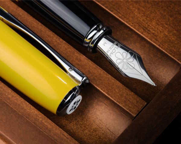 Set stilografica Diplomat Excellence A2 Yellow con inchiostro per stilografica in blu reale in una scatola di legno pregiato di alta qualità, campi in acciaio inox M