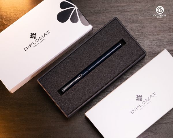 Diplomat Esteem Füllhalter lack dunkelblau mit Schreibtinte und Wenge-Holzbox, Feder M