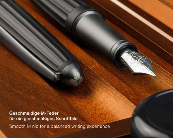 Set stilografica Diplomat Aero nero, campi in acciaio inox M, con inchiostro per stilografica in blu reale e astuccio in vera pelle