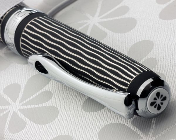 Penna stilografica A+ Wave guilloché lapis nero, con inchiostro per stilografica in blu reale e astuccio in vera pelle, M-nib in acciaio inox