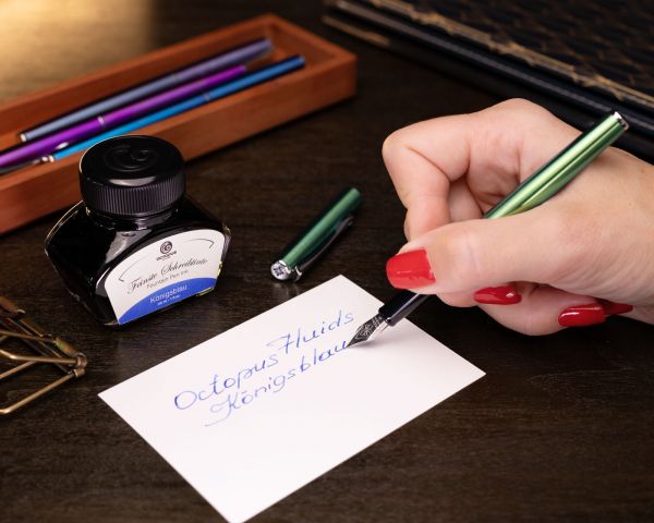 Set di penne stilografiche Diplomat Traveller Funky Green con astuccio in pelle, inchiostro da scrittura e convertitore d'inchiostro, misura M