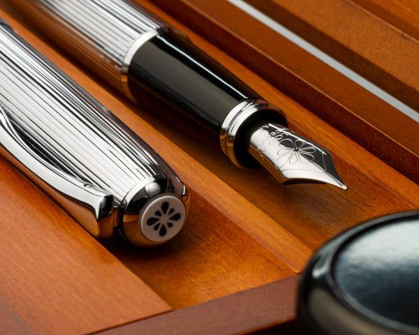 Set stilografica Diplomat Excellence A2 Guilloche Chrome con inchiostro per stilografica in blu reale in una scatola di legno pregiato di alta qualità, campi in acciaio inox M