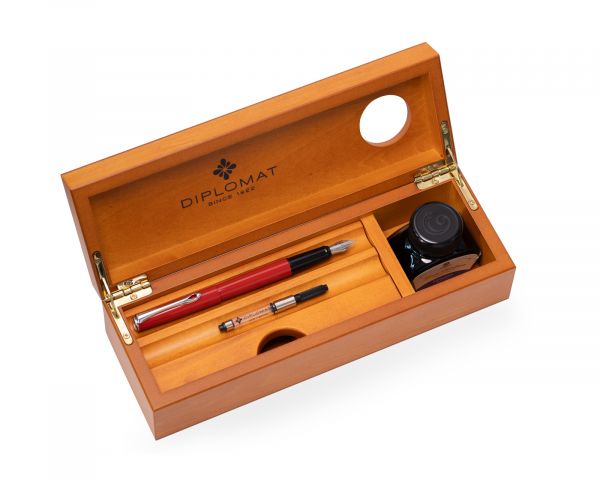Diplomat Esteem Füllhalter lack rot mit Schreibtinte und Kirsch-Holzbox, Feder M