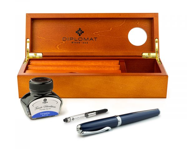 Set stilografica Diplomat Excellence A2 Midnight Blue Chrome con inchiostro per stilografica in blu reale in una scatola di legno pregiato di alta qualità, campi in acciaio inox M