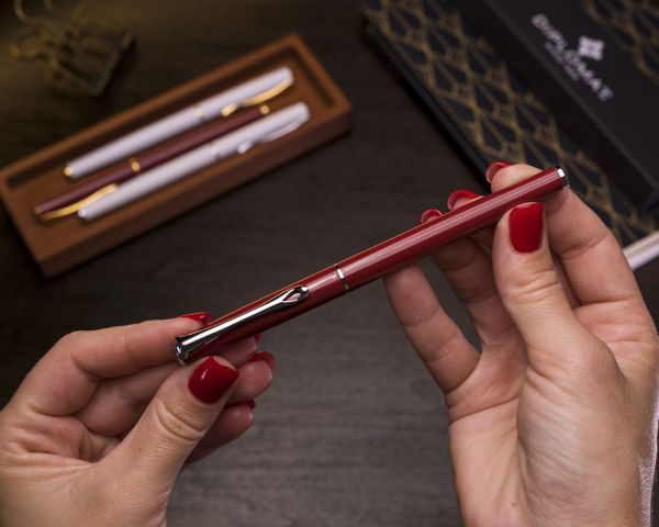 Penna stilografica Diplomat Traveller Dark Red con inchiostro da scrittura e convertitore, M-nib in acciaio inox