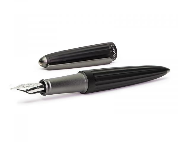 Set stilografica Diplomat Aero nero, campi in acciaio inox M, con inchiostro per stilografica in blu reale e astuccio in vera pelle