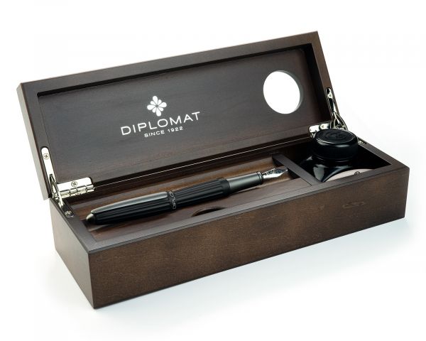 Set stilografica Diplomat Aero nero con inchiostro per stilografica perfettamente abbinato e vassoio della penna in legno pregiato - wenge