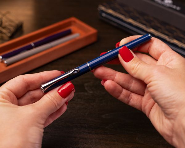 Füllhalter Diplomat Traveller Navy Blue mit Schreibtinte und Tintenkonverter, Stärke M