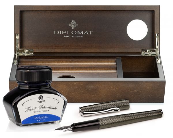 Stilografica Diplomat Esteem Black Barley con inchiostro e cofanetto in legno di wengé, pennino M