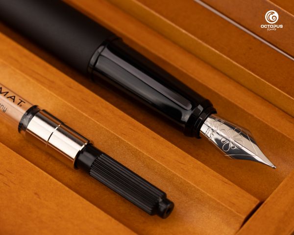 Stilografica Diplomat Esteem nera opaca con inchiostro e cofanetto in legno di ciliegio, pennino M