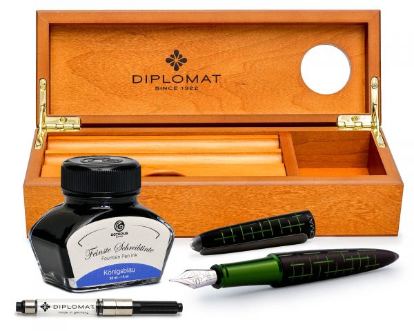 Set di penne stilografiche Diplomat Elox Matrix nero-verde con inchiostro da scrittura e astuccio in legno di ciliegio