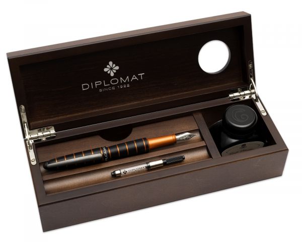 Set di penne stilografiche Diplomat Elox Ring nero-arancio con inchiostro da scrittura e astuccio in legno di wengé