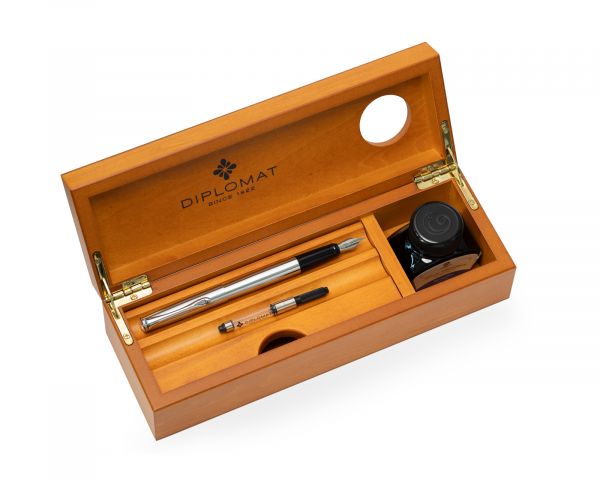Stilografica Diplomat Esteem cromo opaco con inchiostro e cofanetto in legno di ciliegio, pennino M