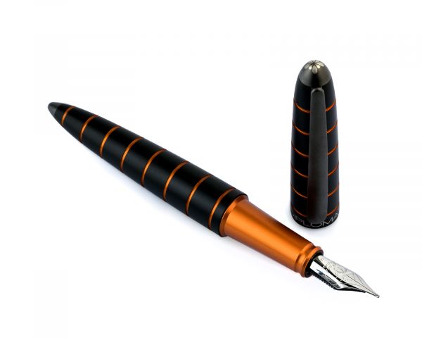 Set stilografica Diplomat Elox Ring nero-arancio con inchiostro per stilografica in blu reale e astuccio in vera pelle