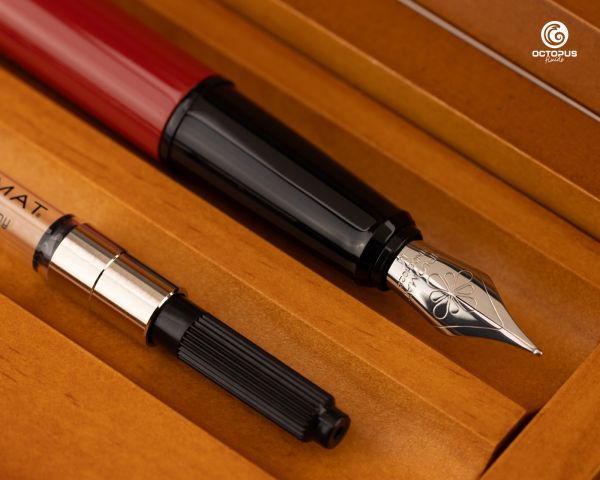 Diplomat Esteem Füllhalter lack rot mit Schreibtinte und Kirsch-Holzbox, Feder M