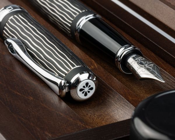 Set stilografica Diplomat Excellence A+ Wave guilloché lapis nero con inchiostro per stilografica in blu reale in una scatola di legno pregiato di alta qualità, campi in acciaio inox M