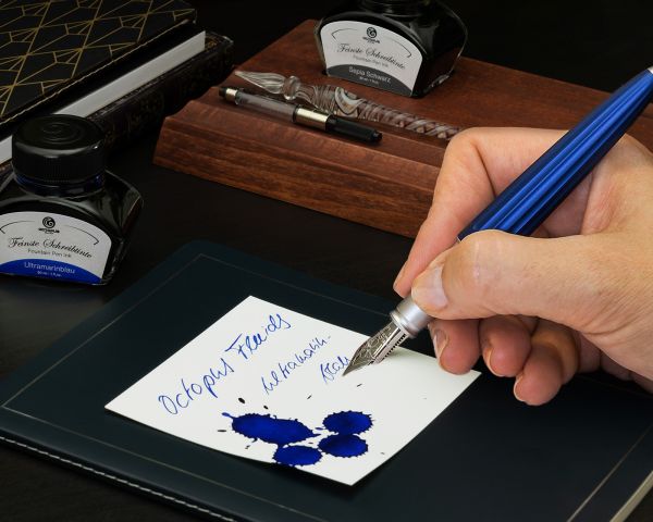 Stilografica Diplomat Aero blu, M-nib in acciaio inox, con inchiostro da scrittura perfettamente abbinato