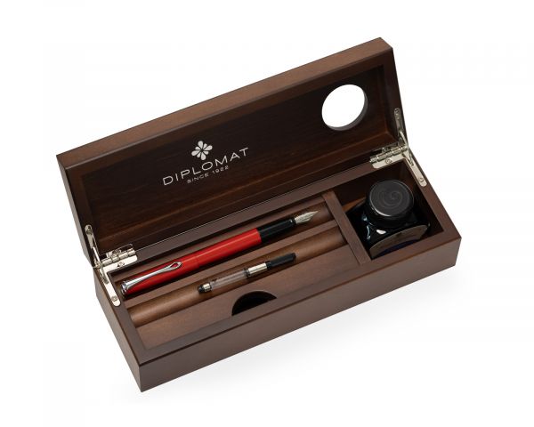 Stilografica Diplomat Esteem laccata rossa con inchiostro e cofanetto in legno di wengé, pennino M