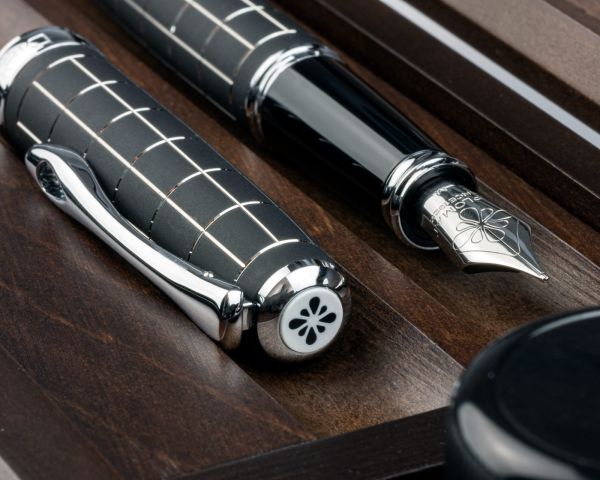 Set stilografica Diplomat Excellence A+ Rombo guilloché lapis nero con inchiostro per stilografica in blu reale in una scatola di legno pregiato di alta qualità, campi in acciaio inox M