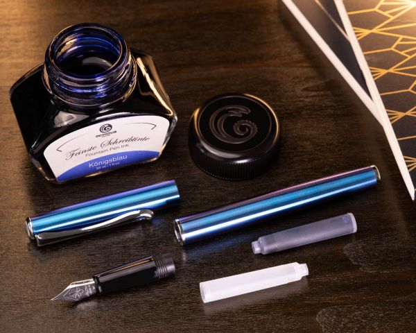 Set di penne stilografiche Diplomat Traveller Funky Blue con astuccio in pelle, inchiostro da scrittura e convertitore d'inchiostro, misura M