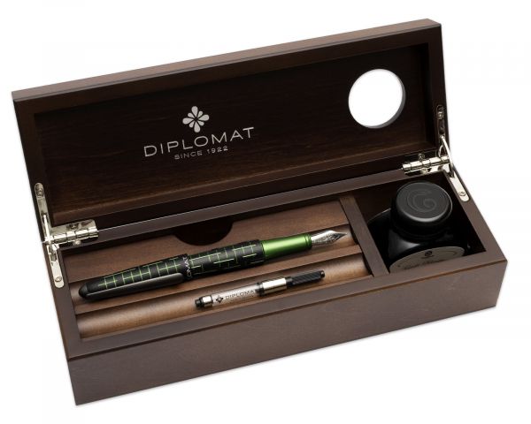 Set di penne stilografiche Diplomat Elox Matrix nero-verde con inchiostro da scrittura e astuccio in legno di wengé