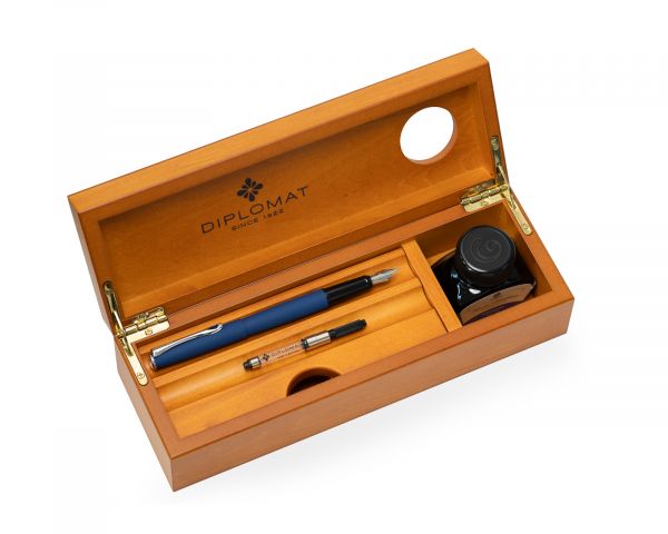 Stilografica Diplomat Esteem blu opaco con inchiostro e cofanetto in legno di ciliegio, pennino M