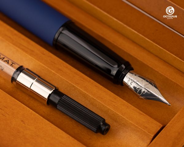 Stilografica Diplomat Esteem blu scuro laccata con inchiostro e cofanetto in legno di ciliegio, pennino M