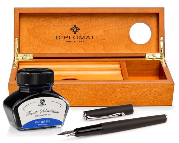 Stilografica Diplomat Esteem nera opaca con inchiostro e cofanetto in legno di ciliegio, pennino M