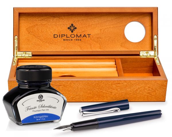 Stilografica Diplomat Esteem blu scuro laccata con inchiostro e cofanetto in legno di ciliegio, pennino M