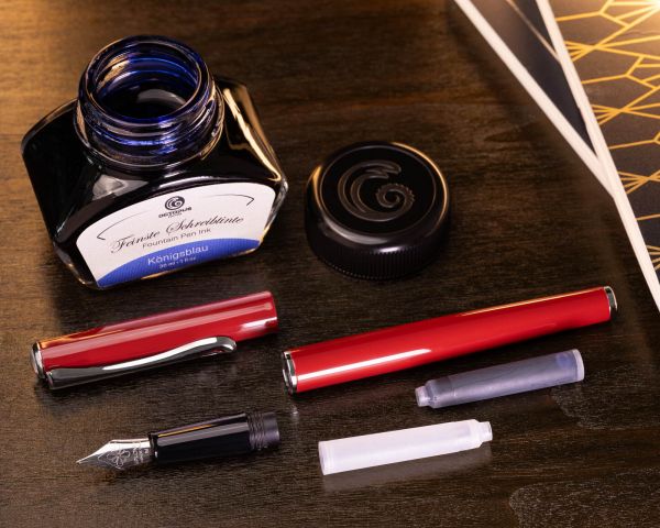 Penna stilografica Diplomat Traveller Dark Red con inchiostro per stilografica in blu reale e astuccio in vera pelle, M-nib in acciaio inox