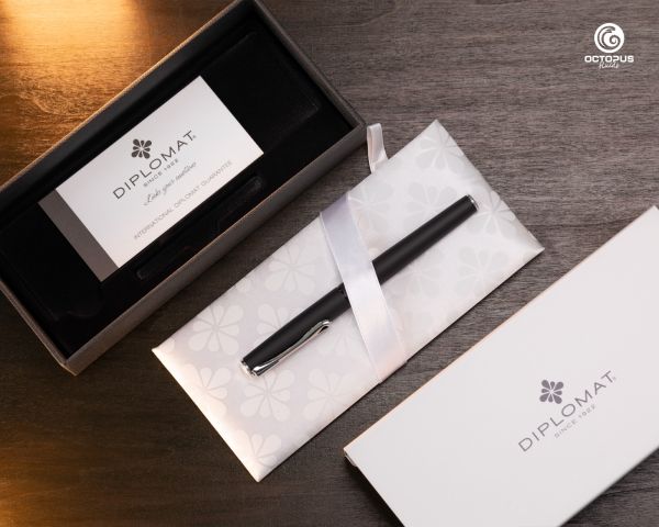 Diplomat Esteem Füllhalter schwarz matt mit Schreibtinte und Wenge-Holzbox, Feder M