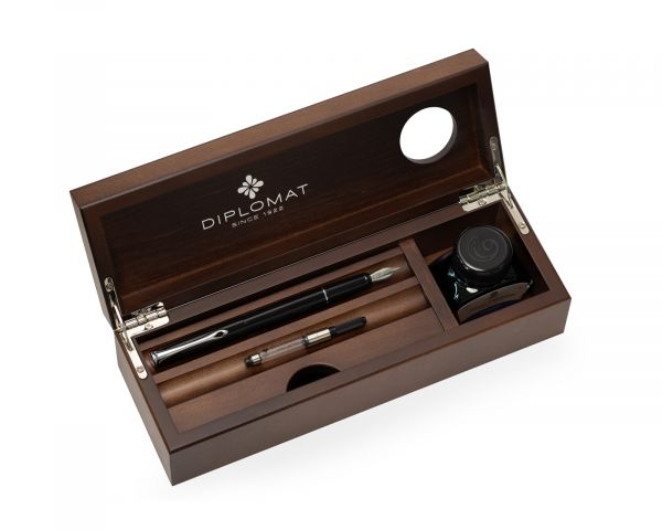 Stilografica Diplomat Esteem laccata nera con inchiostro e cofanetto in legno di wengé, pennino M