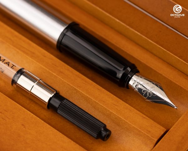 Stilografica Diplomat Esteem cromo opaco con inchiostro e cofanetto in legno di ciliegio, pennino M