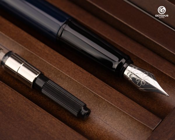 Stilografica Diplomat Esteem blu scuro laccata con inchiostro e cofanetto in legno di wengé, pennino M