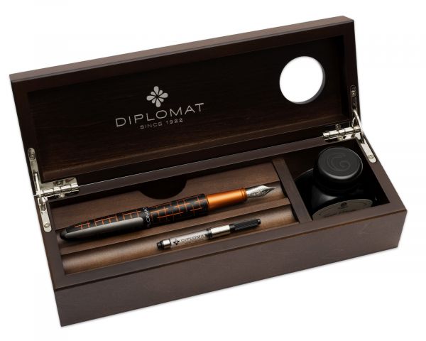 Set di penne stilografiche Diplomat Elox Matrix nero-arancio con inchiostro da scrittura e astuccio in legno di wengé