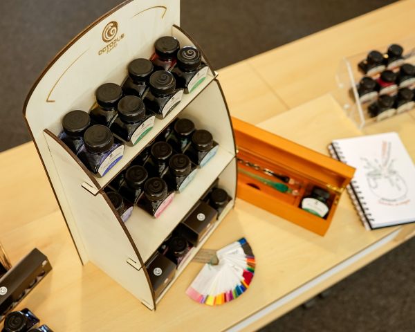 Octopus Holz-Display zur Präsentation unserer Füllhaltertinten und Alcoholink Flaschen