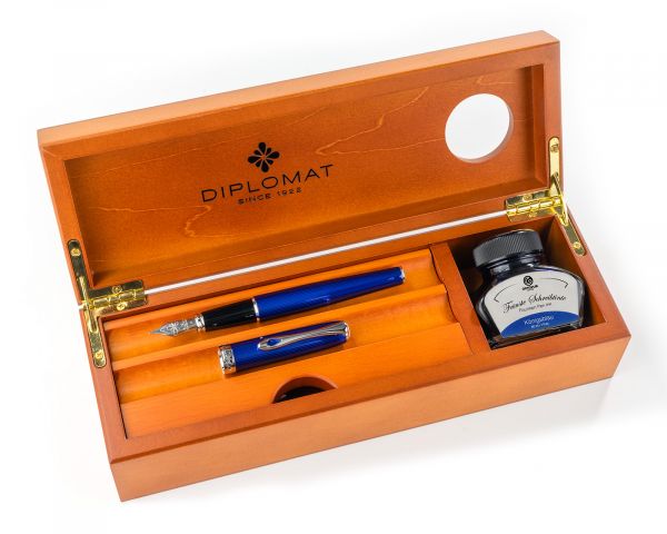 Set stilografica Diplomat Excellence A2 Skyline Blue con inchiostro per stilografica in blu reale in una scatola di legno pregiato di alta qualità, campi in acciaio inox M