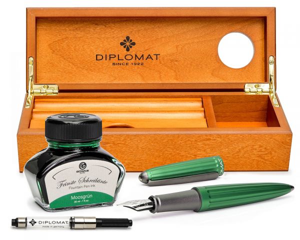 Füllhalter Diplomat Aero grün mit farblich perfekt passender Füllertinte in edler Holzschatulle