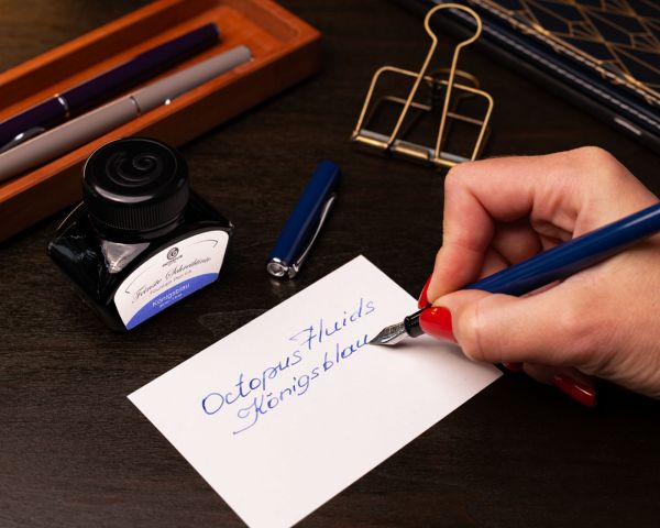 Füllhalterset Diplomat Traveller Navy Blue mit Lederetui, Schreibtinte und Tintenkonverter, Stärke M