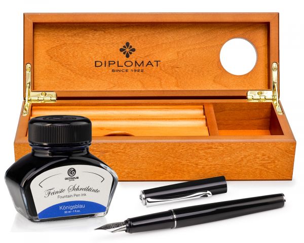 Stilografica Diplomat Esteem laccata nera con inchiostro e cofanetto in legno di ciliegio, pennino M