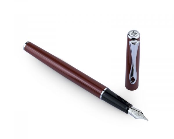 Diplomat Traveller Penna stilografica Dark Red, M-nib in acciaio inox