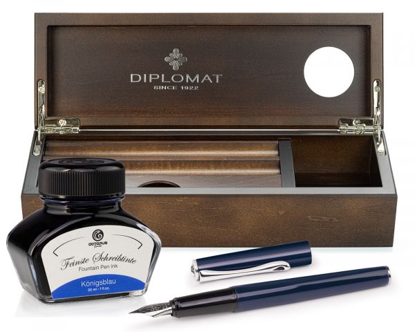 Stilografica Diplomat Esteem blu scuro laccata con inchiostro e cofanetto in legno di wengé, pennino M