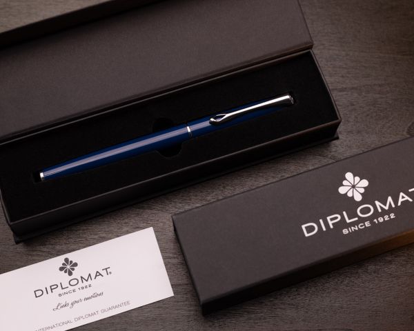 Diplomat Traveller Penna stilografica Navy Blue, M-nib in acciaio inox