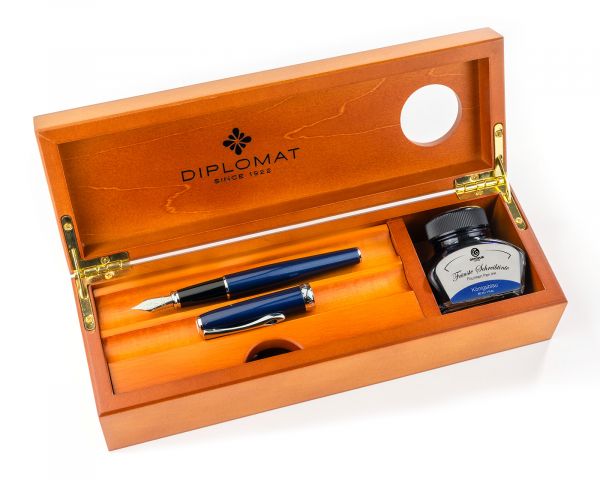 Set stilografica Diplomat Excellence A2 Midnight Blue Chrome con inchiostro per stilografica in blu reale in una scatola di legno pregiato di alta qualità, campi in acciaio inox M