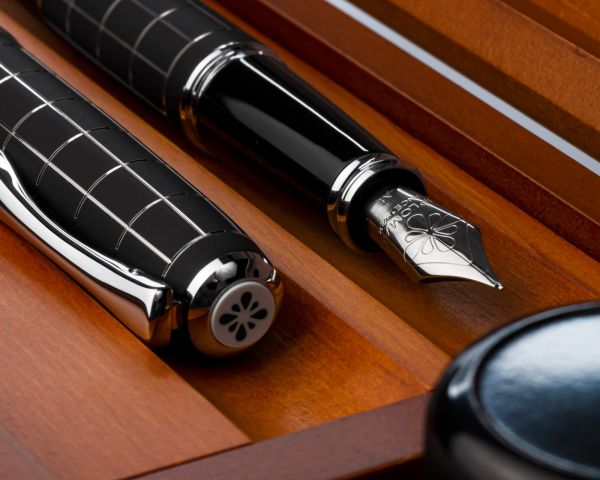 Set stilografica Diplomat Excellence A+ Rombo guilloché lapis nero con inchiostro per stilografica in blu reale in una scatola di legno pregiato di alta qualità, campi in acciaio inox M