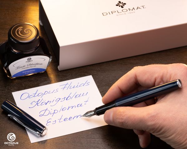 Diplomat Esteem Füllhalter lack dunkelblau mit Schreibtinte und Wenge-Holzbox, Feder M
