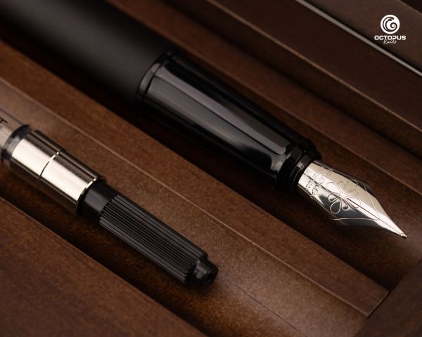 Diplomat Esteem Füllhalter schwarz matt mit Schreibtinte und Wenge-Holzbox, Feder M